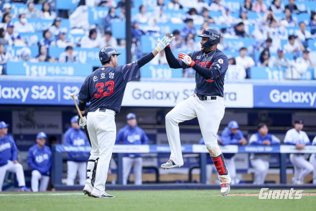 롯데 자이언츠의 새로운 1번 타자 빅터 레이예스가 롯데의 공격야구를 이끌고 있다. 지난 29일 홈런을 친 뒤 세레머니 하는 레이예스. 롯데자이언츠 제공