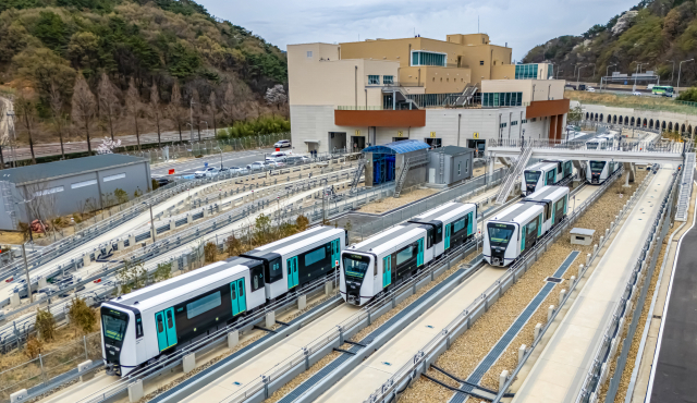 30일 오후 경남 양산시 양산선 차량기지에서 출발한 양산선 무인 경전철 차량이 시험운행을 하고 있다. 김종진 기자 kjj1761@