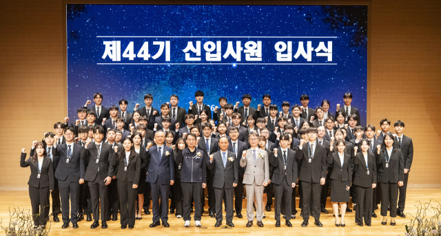 이영조 한국중부발전 사장(앞줄 가운데)과 신입사원들이 단체기념 사진을 촬영을 하고 있다.