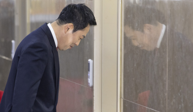 국민의힘 장동혁 대표가 31일 국회에서 우원식 국회의장을 면담하기 위해 의장실로 들어서고 있다. 이날 만남은 우원식 의장 주도로 추진 중인 개헌안과 관련해 국민의힘 협조를 당부하기 위해 열린 것으로 보인다. 이날 면담은 비공개로 진행됐다. 연합뉴스