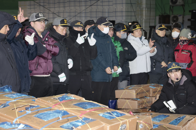 지난 1월 오전 부산 서구 부산공동어시장 위판장에서 중도매인들이 손으로 가격을 제시하고 있는 모습. 정대현 기자 jhyun@