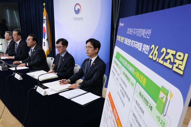 박홍근 기획예산처 장관이 지난달 27일 세종시 정부세종청사에서 중동 사태 대응을 위한 2026년도 추가경정 예산안에 대해 브리핑하고 있다. 연합뉴스