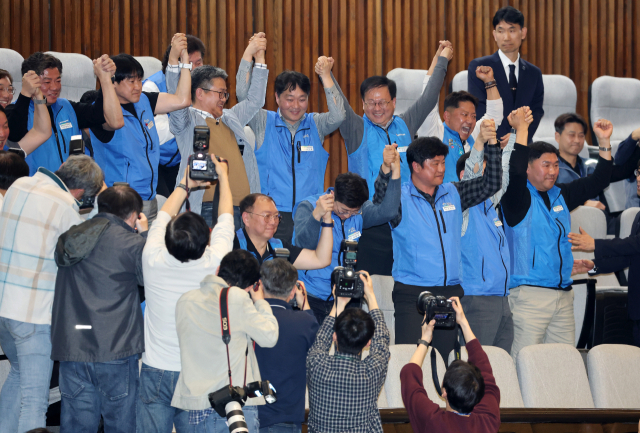 31일 국회에서 열린 3월 임시국회 제3차 본회의에서 공휴일에 관한 법률 일부개정법률안(대안)이 통과되자 이해 당사자들인 대한민국공무원노동조합총연맹(공노총)과 전국공무원노동조합(전공노) 등 관계자들이 두 손을 맞잡아 올리며 기뻐하고 있다. 연합뉴스