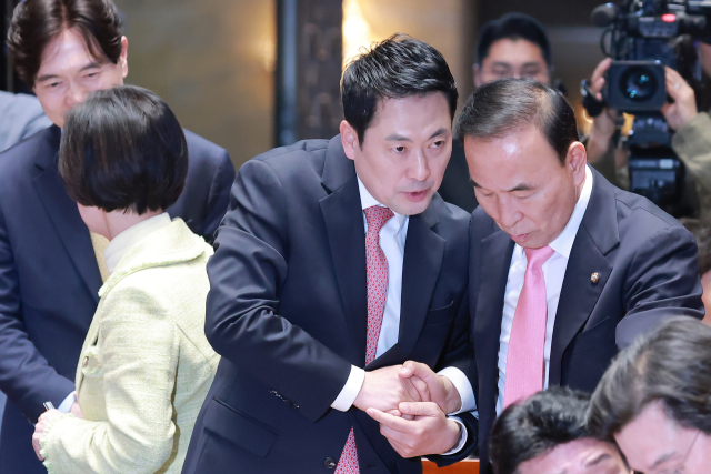 국민의힘 장동혁 대표가 지난 31일 국회에서 열린 의원총회에 참석하며 박덕흠 의원과 대화하고 있다. 연합뉴스