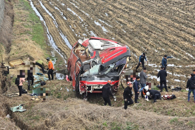1일 오전 7시 42분께 충북 음성군 원남면의 한 도로에서 회사로 향하던 45인승 통근버스가 승용차와 부딪친 뒤 도로 아래 논으로 굴러떨어졌다. 이 사고로 버스 탑승자 25명이 중경상을 입었다. 26.4.1 [충북소방본부 제공. 재판매 및 DB 금지] 연합뉴스