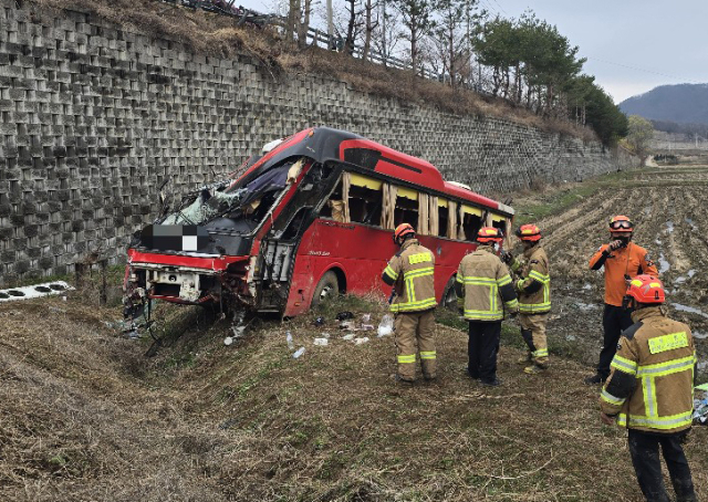 1일 오전 7시 42분께 충북 음성군 원남면의 한 도로에서 회사로 향하던 45인승 통근버스가 승용차와 부딪친 뒤 도로 아래 논으로 굴러떨어졌다. 이 사고로 버스 탑승자 25명이 중경상을 입었다. 연합뉴스