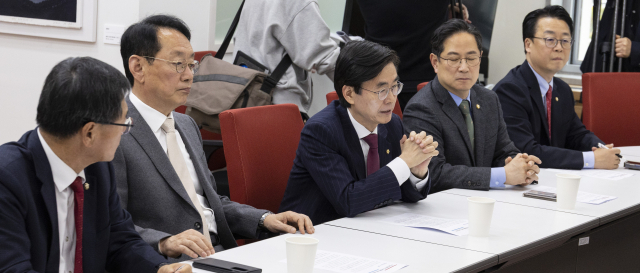 ‘부산 글로벌허브도시 조성에 관한 특별법’ 처리가 난항을 겪고 있는 가운데 1일 오후 국민의힘 송언석 원내대표를 비롯한 원내지도부와 부산 지역 의원들이 국회에서 모여 대책을 논의하고 있다. 연합뉴스