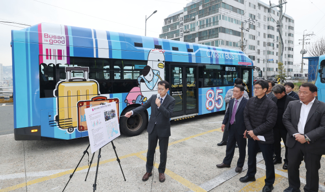 1일 오후 부산 영도구 청학동 유한여객 차고지에서 ‘시내버스 대형 캐리어 반입 시범 사업 시연회’가 열렸다. 정종회 기자 jjh@