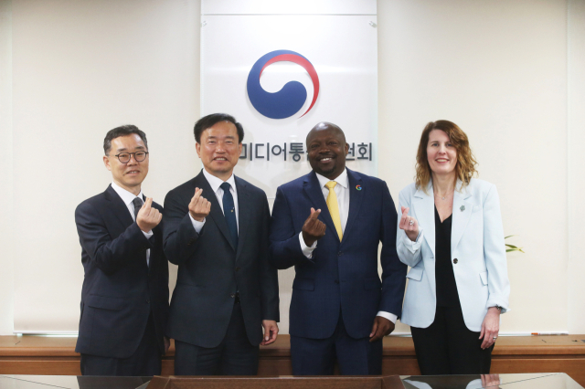 김종철 방송미디어통신위원회 위원장(왼쪽에서 두번째)이 1일 정부과천청사에서 윌슨 화이트(Wilson White) 구글 글로벌 공공정책 총괄 부사장(오른쪽에서 두번째), 카라 베일리(Kara Bailey) 안드로이드 생태계 전략 담당 부사장(오른쪽에서 첫번째)과 면담후 기념촬영을 하고 있다. 방미통위 제공.