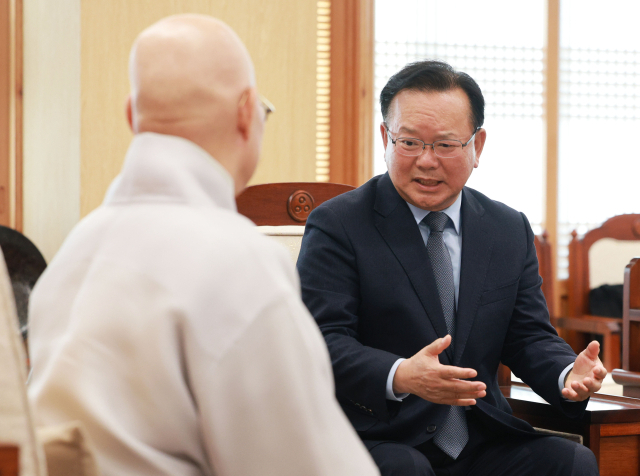 대구시장 선거에 출마한 더불어민주당 소속 김부겸 전 국무총리가 지난 1일 서울 종로구 조계사 한국불교역사 문화기념관에서 조계종 총무원장 진우스님과 대화하고 있다. 연합뉴스