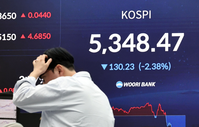 도널드 트럼프 미국 대통령이 이란 전쟁 관련 대국민 연설을 한 2일 서울 중구 우리은행 본점 딜링룸 현황판에 코스피가 표시되고 있다. 연합뉴스