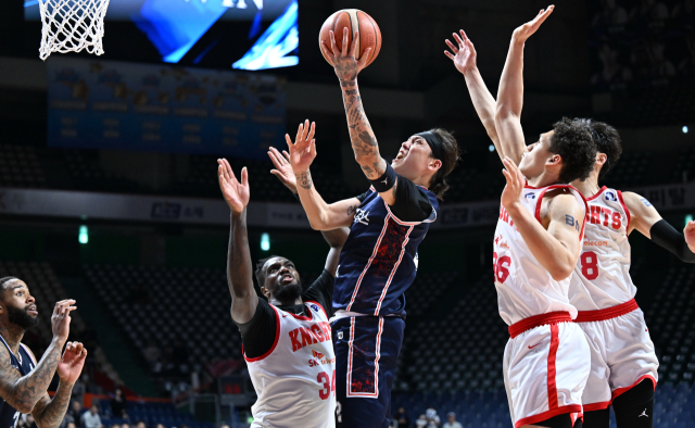 부산 KCC의 최준용이 지난 1일 부산 사직체육관에서 열린 2025-2026 프로농구 서울 SK전에서 레이업 슛을 하고 있다. KBL 제공