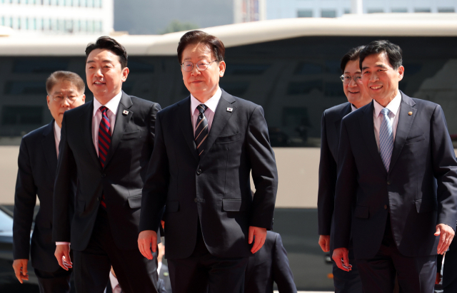 이재명 대통령이 2일 2026 추가경정예산안 시정연설을 하기 위해 국회에 도착해 김민기 국회 사무총장의 영접을 받으며 이동하고 있다. 연합뉴스