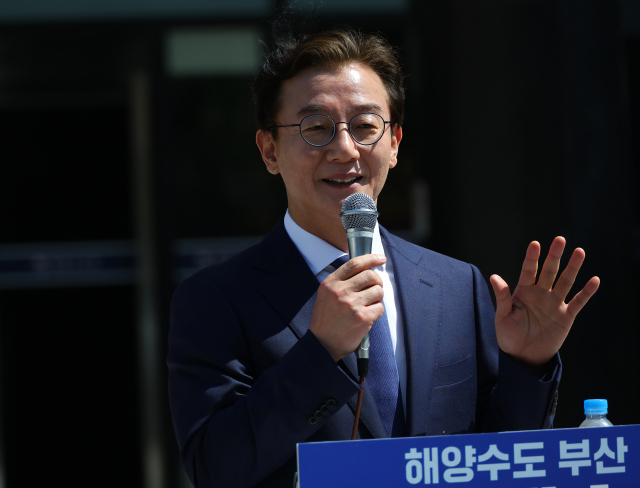 더불어민주당 전재수 의원이 2일 오전 부산 동구 해양수산부 청사에서 부산시장 출마 선언을 하고 있다. 연합뉴스