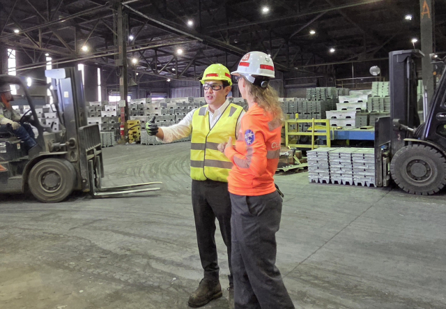 고려아연 최윤범 회장이 미국 현지 직원과 함께 제련소 시설을 직접 둘러보고 있다. 고려아연 제공