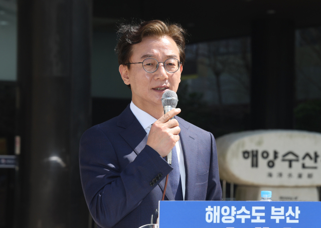 더불어민주당 전재수 의원이 2일 오전 부산 동구 해양수산부 청사에서 기자회견을 열고 부산시장 출마 선언을 하고 있다. 이재찬 기자 chan@