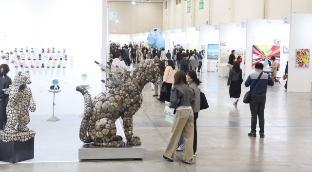 제15회 부산국제화랑아트페어가 2일 부산 해운대구 벡스코에서 개막했다. 5일까지 열리는 이번 행사는 국내외 130여 갤러리가 참여해 4000여 점의 작품이 전시된다. 이재찬 기자 chan@