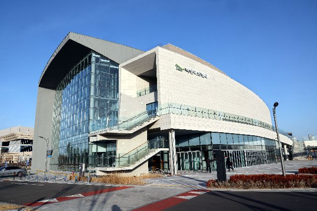 서부산권 최초 클래식 전용 공연장인 부산 강서구 명지동 ‘낙동아트센터’가 10일 오후 개관공연을 시작으로 본격 운영에 들어갔다. 낙동아트센터 전경. 정종회 기자 jjh@