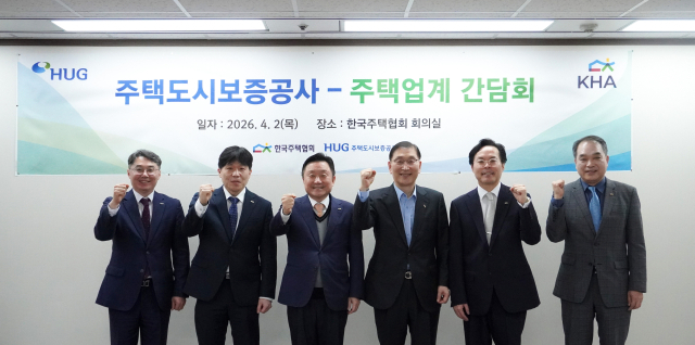 주택도시보증공사(HUG) 최인호 사장이 2일 한국주택협회를 방문해 주택업계 현안에 대해 논의했다. HUG 제공