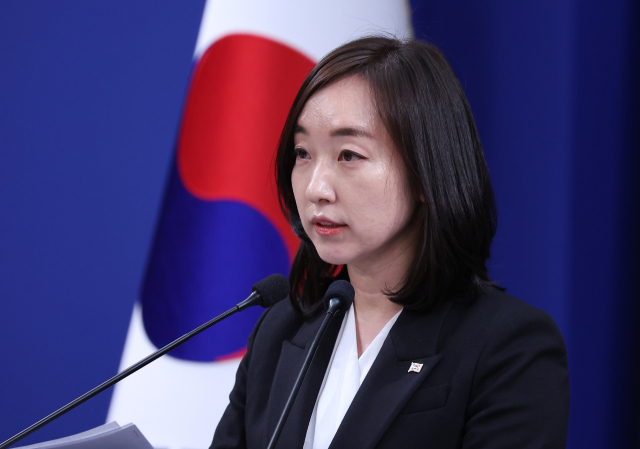 전은수 신임 대변인이 3일 청와대 춘추관에서 출퇴근 시간대 대중교통 혼잡 완화 대책 관련 브리핑을 하고 있다. 연합뉴스