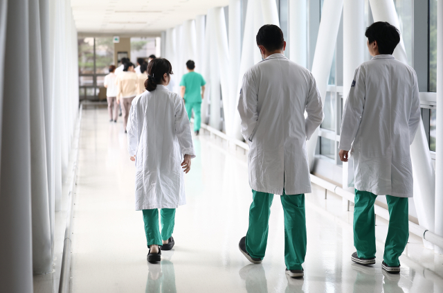 부산시가 정주 수당을 시예산으로 지급하며 필수진료과 전공의 확보에 나서고 있다. 한 대형병원에서 근무 중인 의료진 모습. 연합뉴스