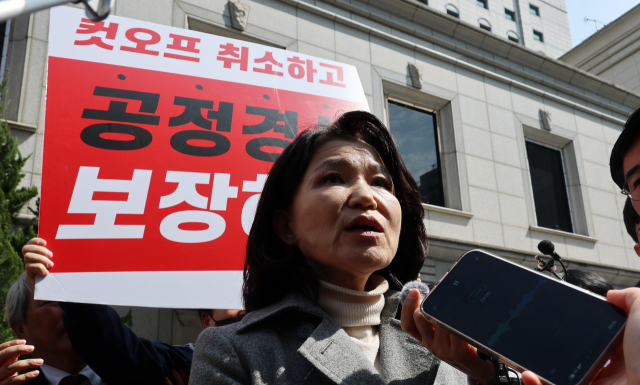 국민의힘 공천관리위원회 결정에 따라 대구시장 경선에서 컷오프된 이진숙 전 방송통신위원장이 3월 24일 서울 영등포구 여의도 국민의힘 중앙당사 앞에서 경선 결과에 대한 입장을 밝히고 있다. 연합뉴스