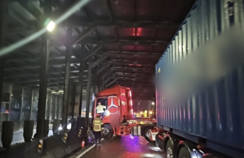 빗길에 미끄러진 트레일러로 부산 동서고가도로 한때 전면 통제