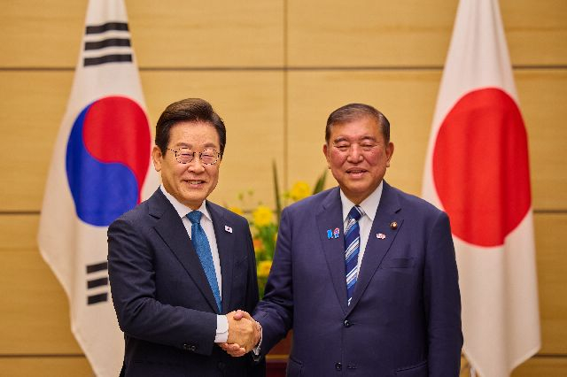 지난해 8월 23일 1박 2일 일정으로 일본을 방문한 이재명 대통령이 일본 도쿄 총리 관저에서 이시바 시게루 전 일본 총리와 한일 정상 소인수회담을 하며 악수하고 있다. 연합뉴스