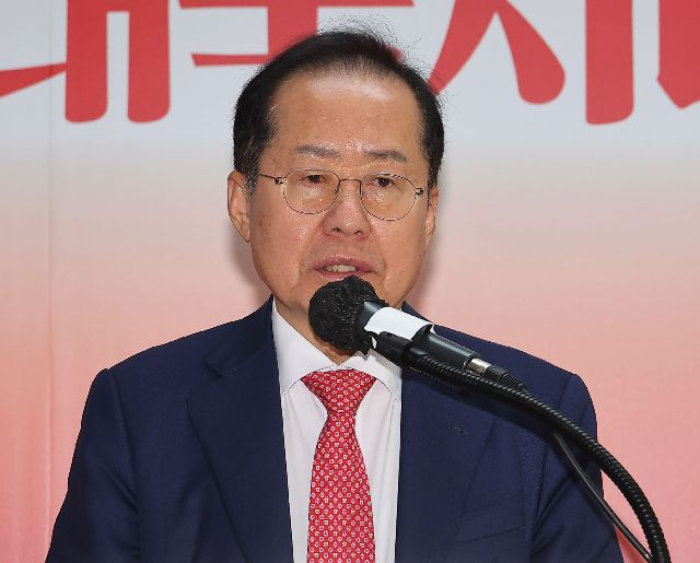 지난해 4월 29일 국민의힘 대선 후보 2차 경선에서 탈락한 홍준표 후보가 서울 여의도 대하빌딩 선거 캠프 사무실에서 정계 은퇴 의사를 밝히고 있다. 연합뉴스