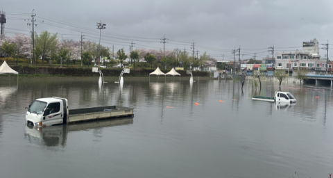 강풍에 김해공항 결항 잇따라…부산 삼락천에서 차량 4대 침수