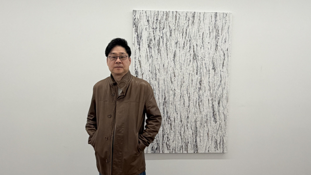 데이트갤러리 전시장에서 포즈를 취한 김춘환 작가. 김은영 기자 key66@