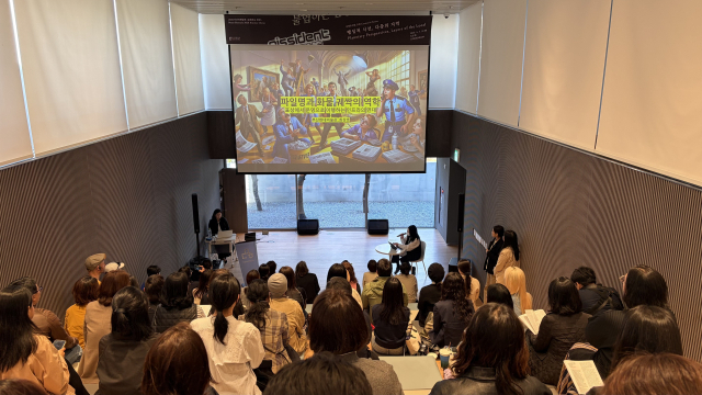 4일 오후 부산 수영구 도모헌 다할 강연장에서 2026부산비엔날레 ‘큐레토리얼 포럼: 행성적 시선, 다층의 지역’ 행사가 열리고 있다. 사진은 최상호 학예연구사 발표 모습. 김은영 기자 key66@