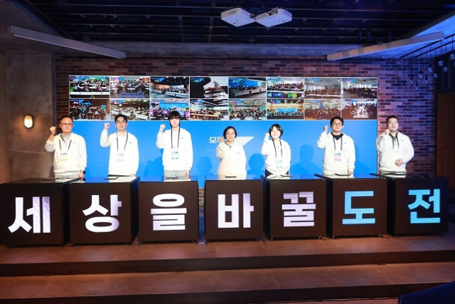 한성숙 중소벤처기업부 장관이 3월 25일 서울 강남구에서 열린 '모두의 창업 프로젝트' 발대식에서 참석자들과 기념 촬영하고 있다. 중기부 제공