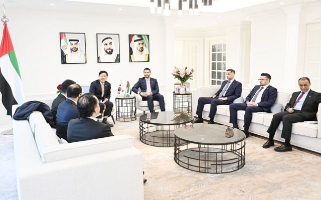 구윤철 부총리 겸 재정경제부 장관이 4월 3일 걸프 협력회의(GCC) 6개 회원국 주한대사들과 면담하기 위해 주한 UAE 대사관저를 방문해 글로벌 경제안보와 수급위기를 극복하기 위한 공동 협력방안을 논의하고 있다. 재경부 제공