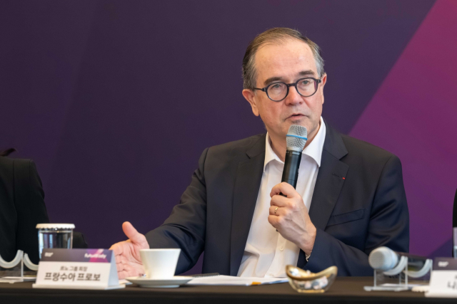 프랑수아 프로보 르노그룹 회장이 지난 3일 서울 서초구 JW 매리어트 호텔 서울에서 가진 국내 미디어와의 간담회에서 질문에 답하고 있다.르노코리아 제공