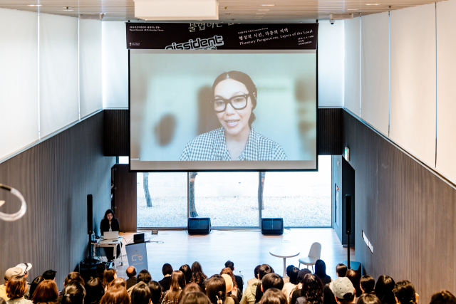 4월 4일 오후 부산 수영구 도모헌 다할 강연장에서 2026부산비엔날레 ‘큐레토리얼 포럼: 행성적 시선, 다층의 지역’ 행사가 열리고 있다. 사진은 실시간 화상으로 참여한 아말 칼라프 전시감독. 부산비엔날레조직위원회 제공