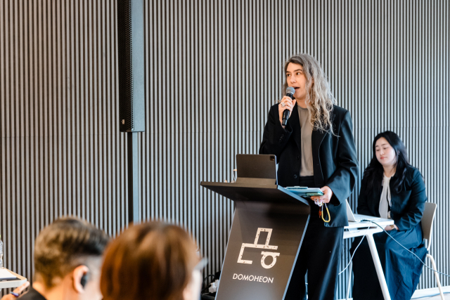 4월 4일 오후 부산 수영구 도모헌 다할 강연장에서 2026부산비엔날레 ‘큐레토리얼 포럼: 행성적 시선, 다층의 지역’ 행사가 열리고 있다. 사진은 공동 전시감독인 에블린 사이먼스. 부산비엔날레조직위원회 제공