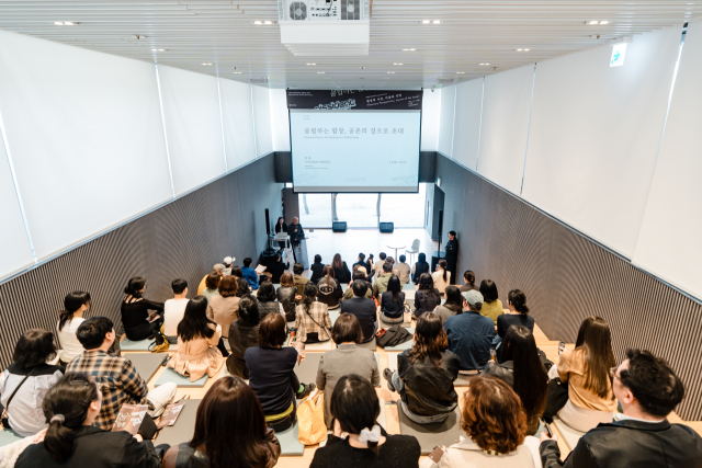 4월 4일 오후 부산 수영구 도모헌 다할 강연장에서 2026부산비엔날레 ‘큐레토리얼 포럼: 행성적 시선, 다층의 지역’ 행사가 열리고 있다. 부산비엔날레조직위원회 제공