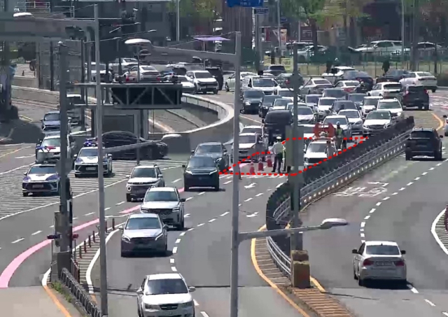 지난 5일 오전 11시께 지반침하가 발생한 동래구 내성지하차도 진입부에 교통 통제가 이뤄지는 모습. 부산시 교통정보서비스센터 X 캡처