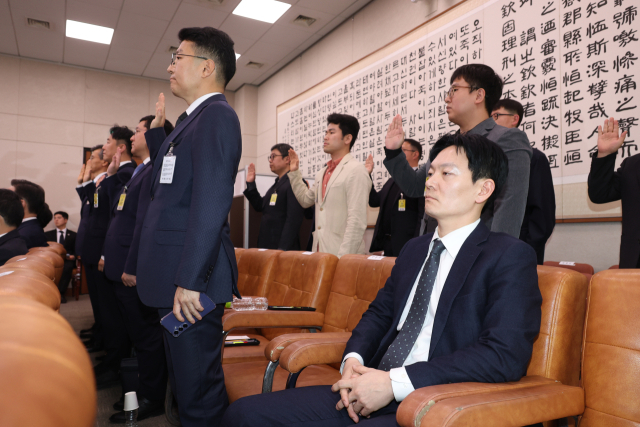 '쌍방울 대북 송금' 사건을 수사했던 박상용 인천지방검찰청 부부장검사가 3일 국회에서 열린 '윤석열정권 정치검찰조작기소 의혹사건 진상규명' 국정조사특별위원회 전체회의에서 증인선서를 거부한 채 증인석에 앉아 있다. 연합뉴스