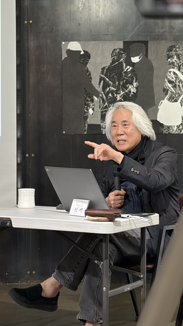 지난 5일 오후 부산 금정구 복합문화예술공간 MERGE?(머지)에서 개최한 이태호 초대 개인전 ‘결 또 다른 결’ 작가와의 대화 현장. 김은영 기자 key66@