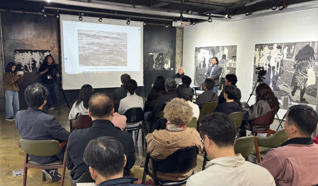 지난 5일 오후 부산 금정구 복합문화예술공간 MERGE?(머지)에서 개최한 이태호 초대 개인전 ‘결 또 다른 결’ 작가와의 대화 현장. 김은영 기자 key66@