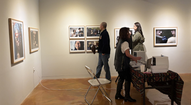 부산 금정구 스페이스 이신에서 열리고 있는 양승우 사진전 '신조선'(辛朝鮮)을 돌아보는 관람객과 개막 행사로 열린 디제잉 장면. 김은영 기자 key66@