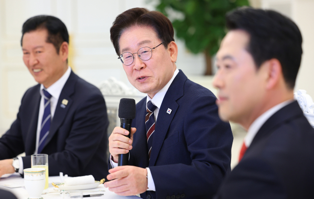 이재명 대통령이 7일 청와대에서 열린 여야정 민생경제 협의체 회담에서 발언하고 있다. 왼쪽부터 더불어민주당 정청래 대표, 이 대통령, 국민의힘 장동혁 대표. 연합뉴스