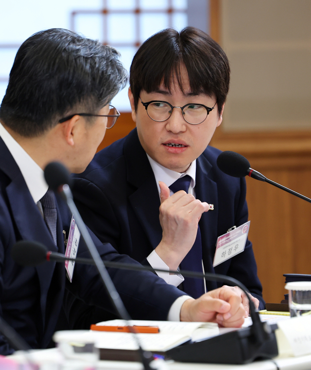 하정우 AI미래기획수석이 9일 청와대에서 열린 국민경제자문회의 제1차 전체 회의에서 류덕현 재정기획보좌관과 대화하고 있다. 연합뉴스