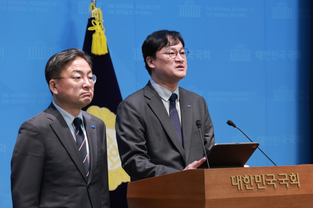 조국혁신당 황명필 전 최고위원이 9일 국회 소통관에서 울산시장 출마를 선언하고 있다. 연합뉴스