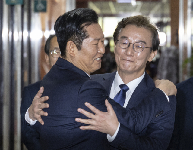 6·3 지방선거 더불어민주당 부산시장 후보로 확정된 전재수 의원이 10일 국회에서 당 대표실 복도로 마중나온 정청래 대표와 만나 포옹하고 있다. 연합뉴스