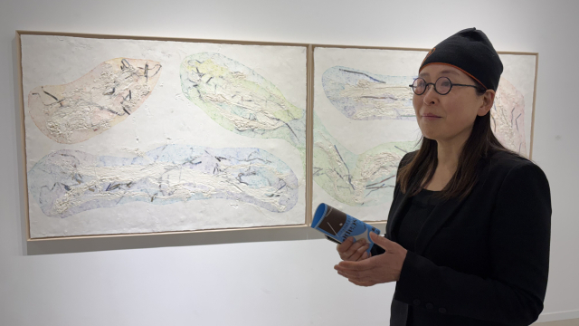 경주 복합문화공간 플레이스씨(PLACE C)에서 만난 이건희 작가와 한지로 작업한 그의 작품. 김은영 기자 key66@