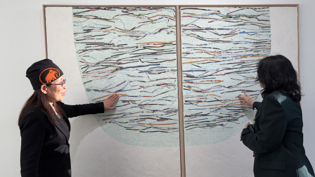 이건희(왼쪽) 작가와 한지로 작업한 그의 작품. 김은영 기자 key66@