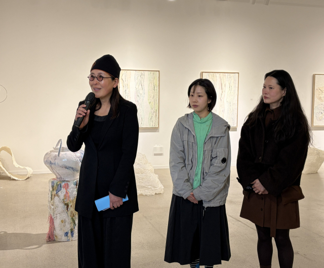 경주 복합문화공간 플레이스씨(PLACE C)에서 열리고 있는 기획전 ‘센스케이프’(Sensescape) 참여 작가들. 왼쪽부터 이건희, 권지영, 이소요 작가. 김은영 기자 key66@